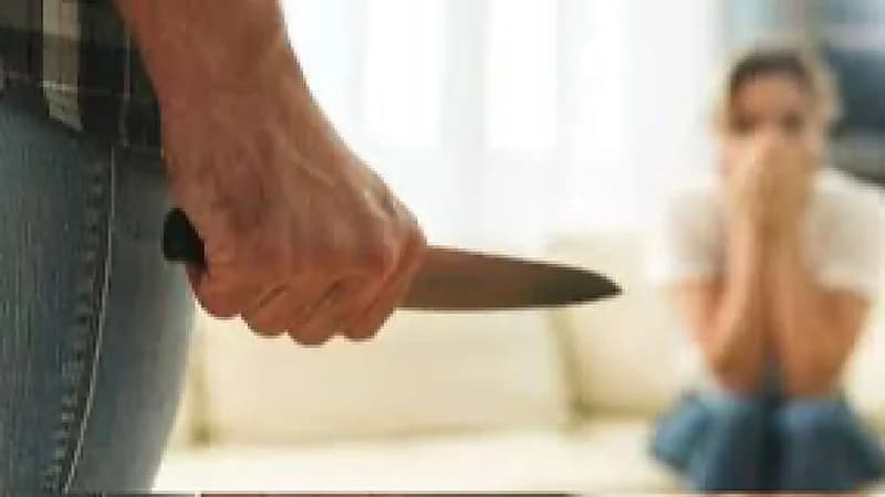 رجل ينحر زوجته أمام أطفالهما وطالباتها في العراق