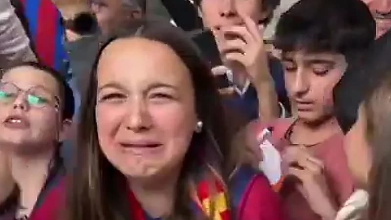 بكاء مشجعة بعد الحصول على توقيع لاعب برشلونة .. فيديو