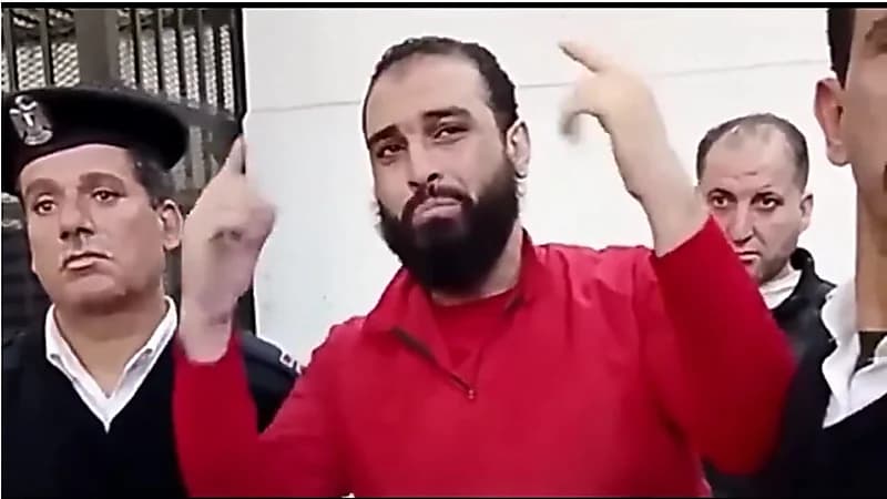 إمام مسجد يقتل والدته ويزعم أنه مسحور.. فيديو