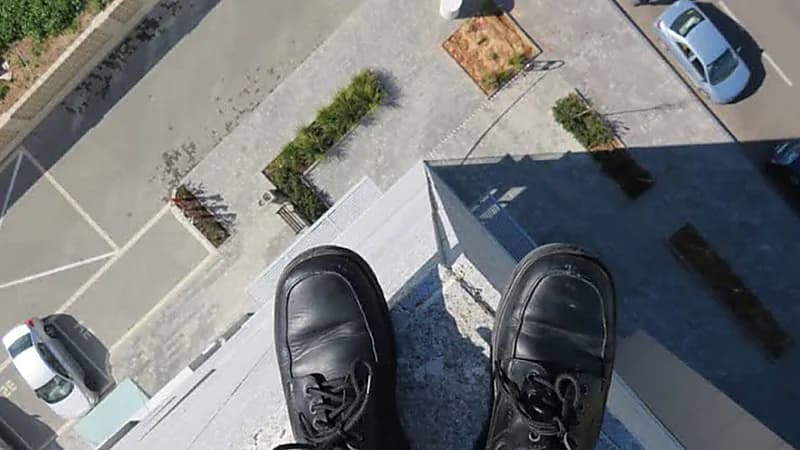 رجل أعمال يقنع عاملاً بالتراجع عن الانتحار من فوق مبنى مرتفع