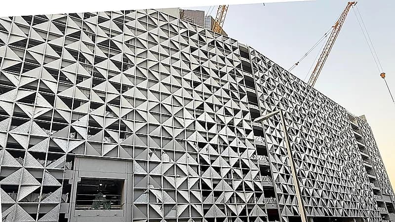 أحدث لقطات لمبنى مواقف السيارات في مركز الملك عبدالله المالي .. صور