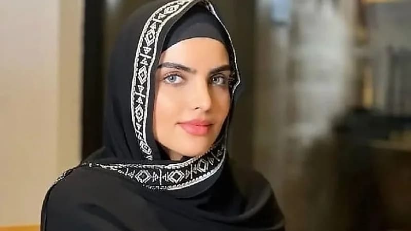 سارة الودعاني توثق عشق ابنها الصغير لمسلسل شارع الأعشى.. فيديو