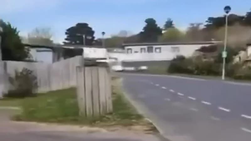 لحظة تحطم طائرة صغيرة بعد اصطدامها بحي سكني.. فيديو