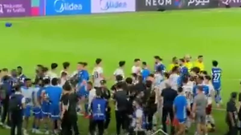 لاعبو الهلال يُواسون غوانغجو بعد الخسارة القاسية .. فيديو