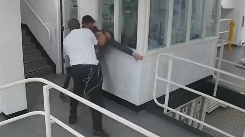 لقطات مرعبة لهجوم سجين على حارس بسجن بريطاني .. فيديو