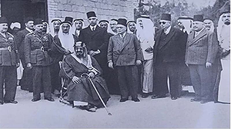 صورة نادرة توثق زيارة الملك عبدالعزيز التاريخية إلى مصر عام 1946