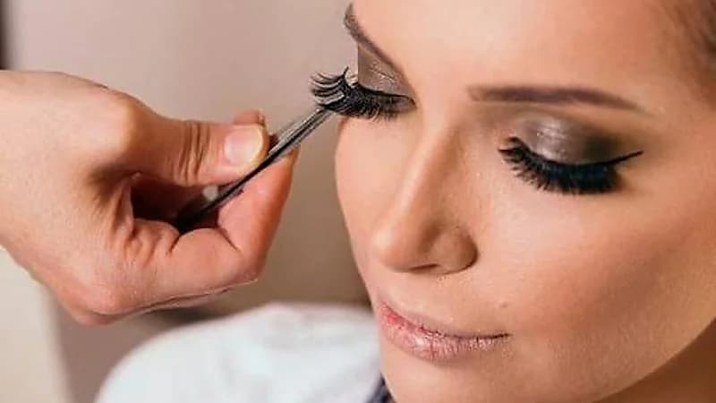 تحذير طبي: الرموش الاصطناعية قد تُهدد البصر .. فيديو