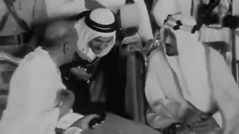 فيديو نادر يظهر استقبال الملك سعود لحاكم باكستان خلال الحج عام 1954م ..فيديو