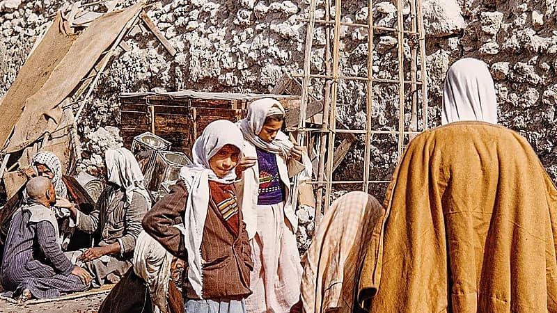 لقطة نادرة لباعة خضار و حلاقين ومعالجين أسنان شعبيين في سوق بالقطيف