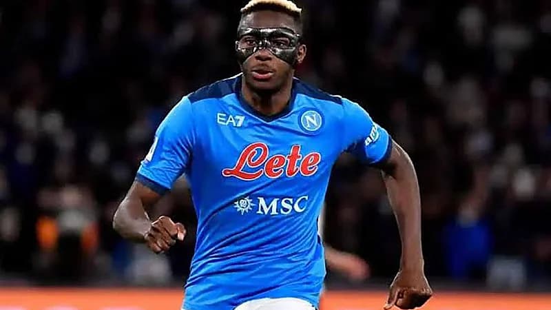 أوسيمين يبلغ نابولي برغبته بالانتقال إلى غلطة سراي