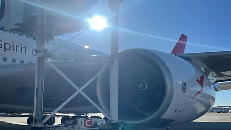 اصطدام محرك طائرة بجسر تصعيد الركاب.. صور