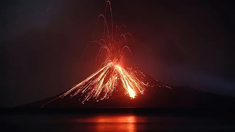 مشهد مرعب لثوران ضخم في بركان ليوتوبي بإندونيسيا .. فيديو