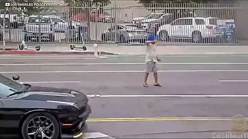 رجل يوقف سيارته وسط الطريق ويهدد المارة بساطور ..فيديو