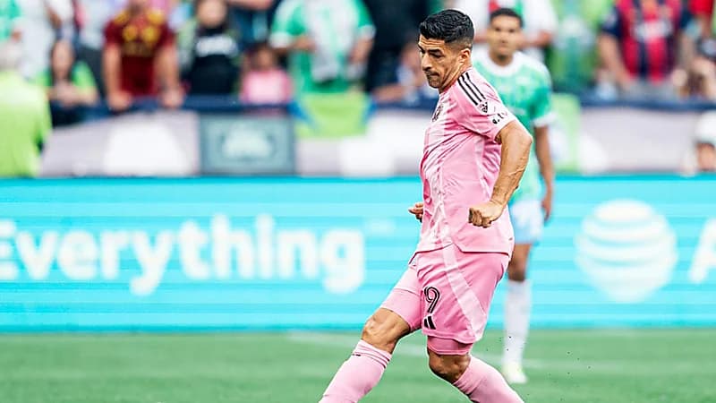 إيقاف سواريز 3 مباريات بعد واقعة البصق في نهائي كأس الرابطتين