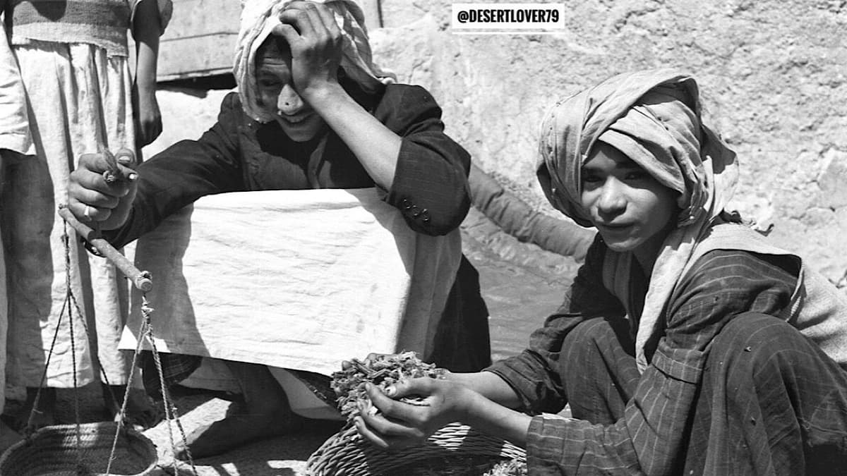 لقطة تاريخية لشاب يبيع الجراد بين المارة في أحد أسواق الشرقية .. صور