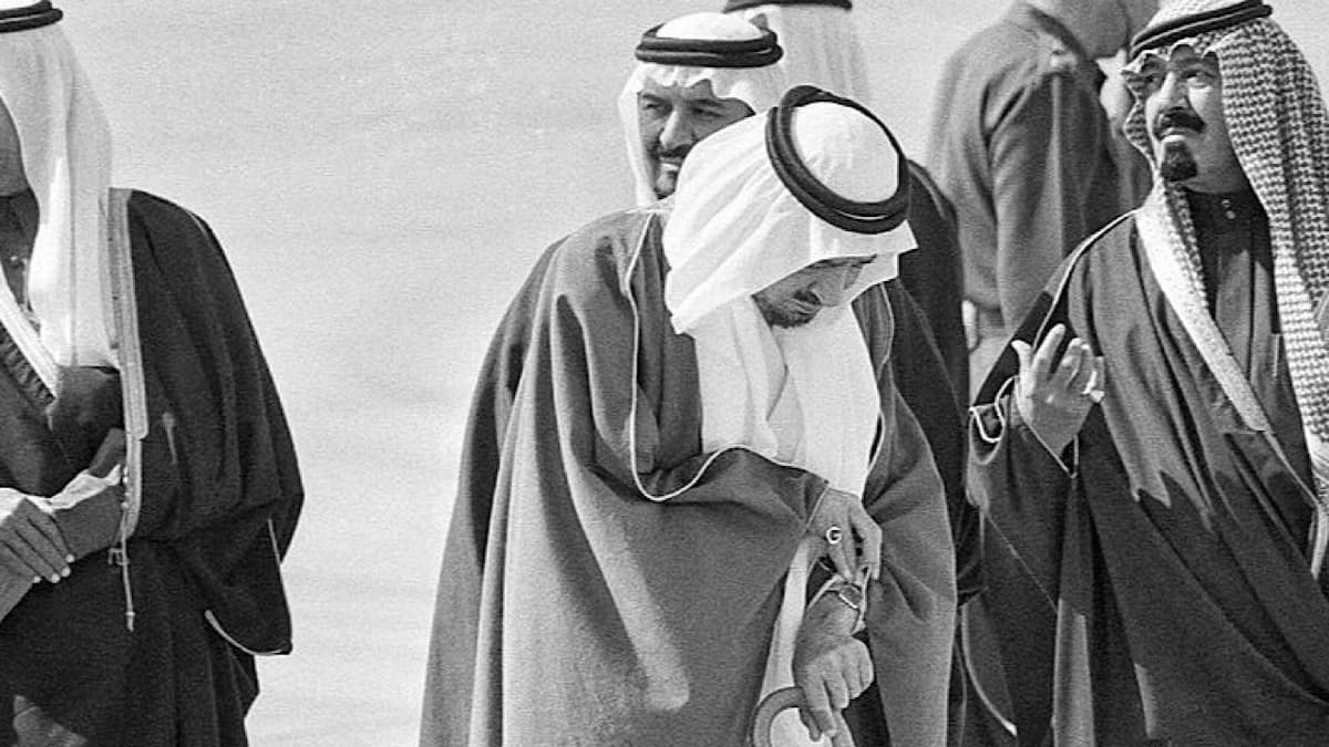 لقطات نادرة للملك خالد أثناء استقبال ضيوف مؤتمر القمة الإسلامي الثالث قبل 44 عام