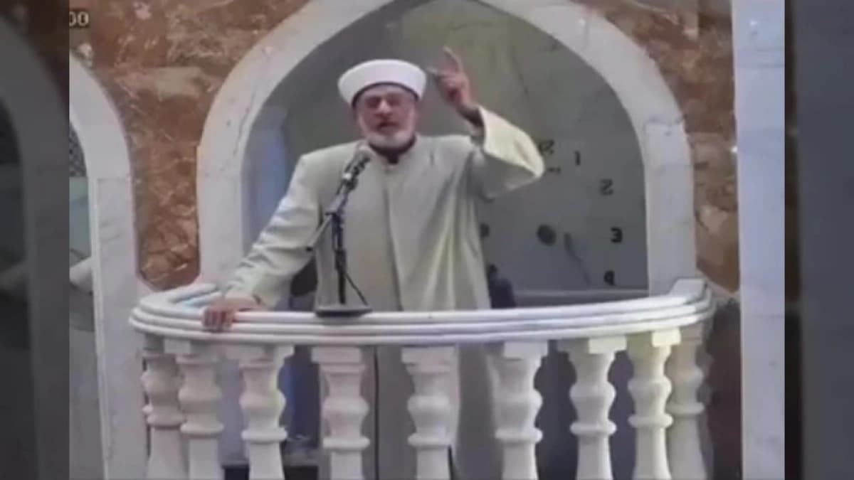 وفاة خطيب جامع خالد بن الوليد في بغداد بعد نزوله من المنبر بصلاة الجمعة.. فيديو