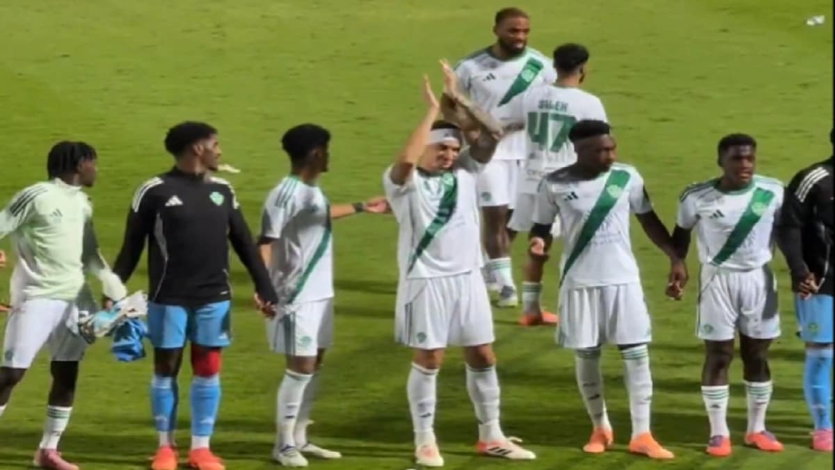 جماهير الأهلي تحتفل بعودة إيبانيز.. فيديو
