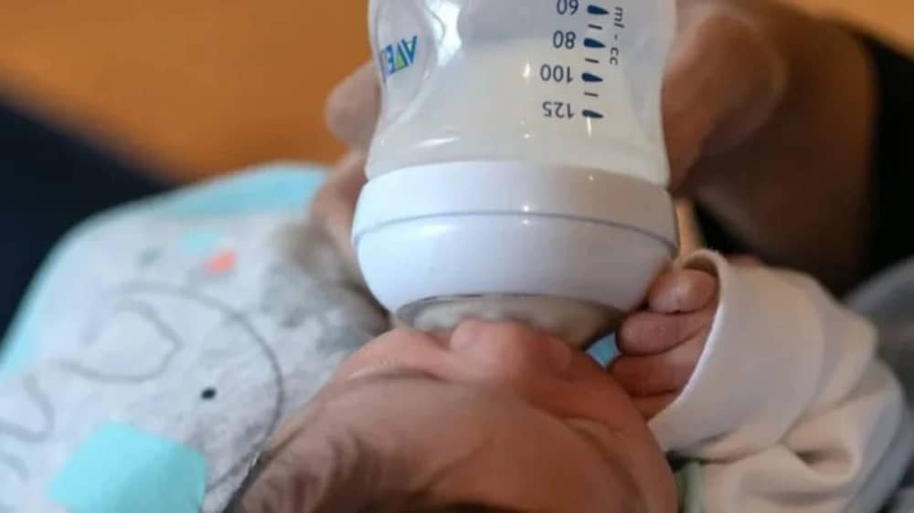 احذر .. 3 علامات تنذر بالتسمم عند الرضع بعد أزمة الحليب العالمية