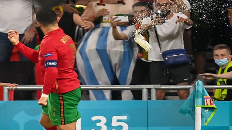 صور.. ردة فعل رونالدو بعد إلقاء الجماهير زجاجات المياه الغازية عليه