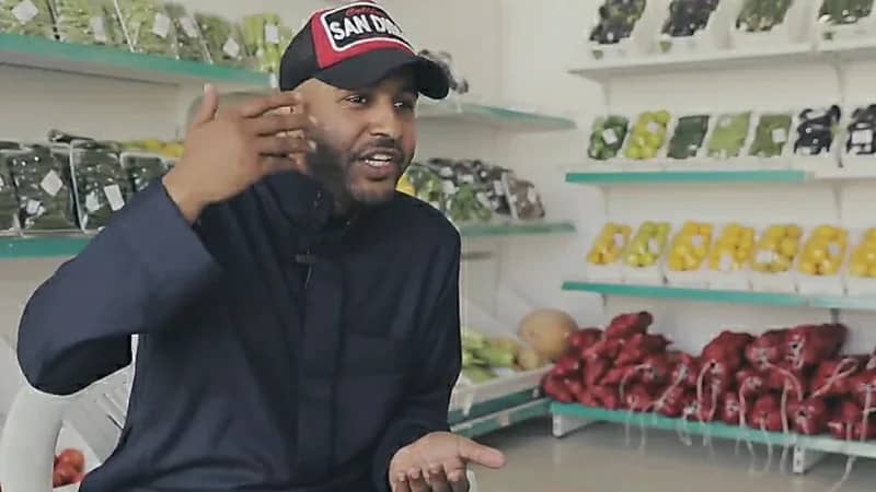 بالفيديو.. عمالة وافدة تستغل مواطن لبيع الممنوعات