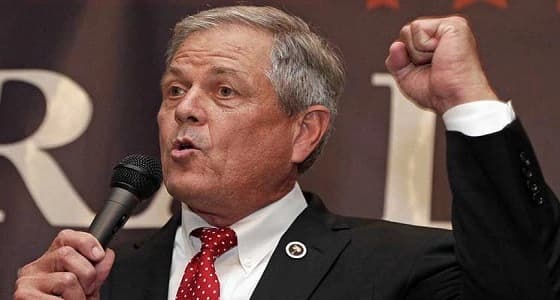 عضو بالكونجرس الأمريكي يدافع عن حيازة الأسلحة بإخراج مسدسه في مطعم