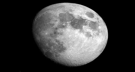 القمر الأحدب المتزايد يزين سماء جدة