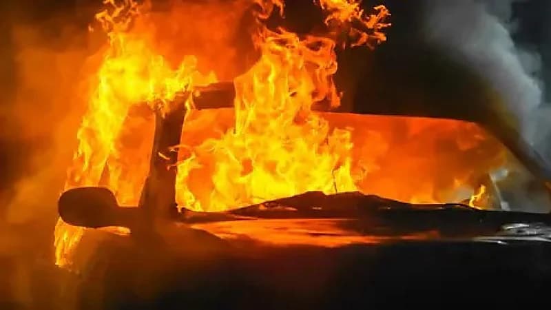 اشتعال سيارة بسبب حرارة الجو.. فيديو