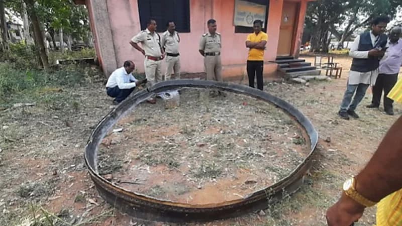 قطع معدنية غريبة تسقط من السماء