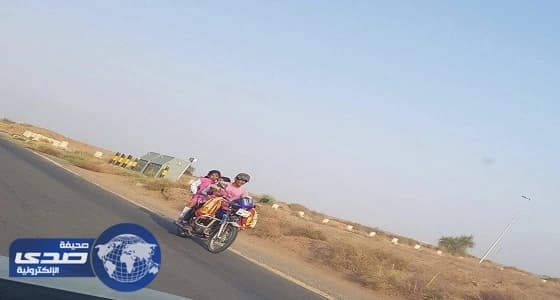 مواطن يعرض ابنتيه للخطر بنقلهما للمدرسة على دراجة نارية.. وتعليم جازان يرد
