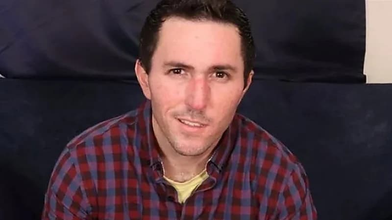 شاب ثلاثيني يرتدي حفاضات الأطفال