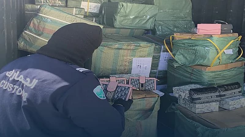بالصور.. الجمارك يضبط 9 آلاف قطعة من الشنط والملابس المغشوشة
