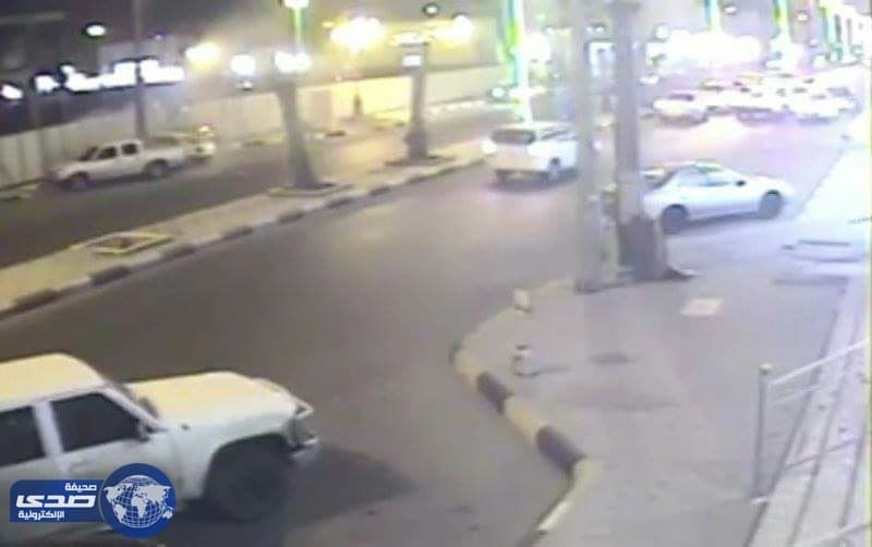 بالفيديو .. العناية الإلهية تنقذ آسيوي من موت محقق في رفحاء