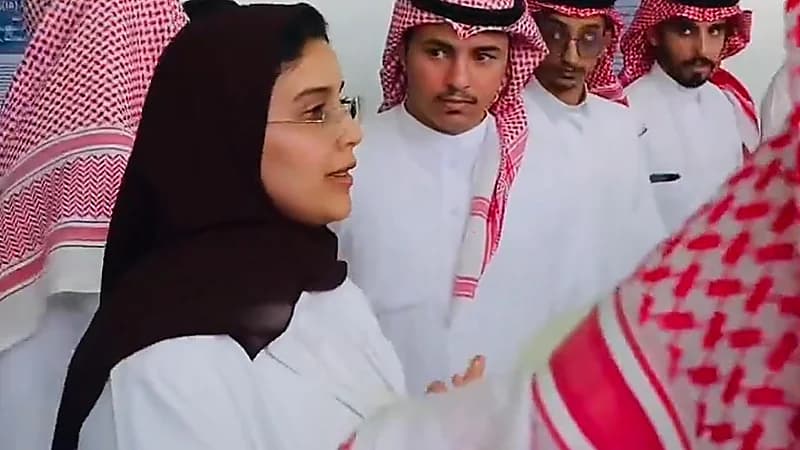 طالبة تمريض في جامعة الحدود الشمالية تبتكر جهاز ذكي لمراقبة وظائف الدماغ.. فيديو