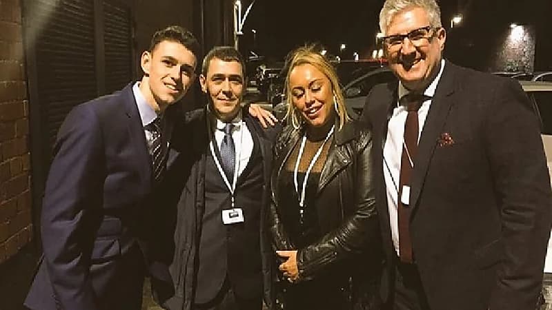 مانشستر سيتي يستنكر الهجوم الحاصل على فيل فودين ووالدته خلال نزال خان وبروك