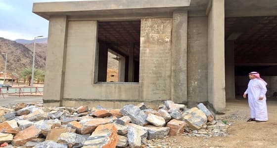 الشهري يتفقد تطوير المباني الخدمية بقرية ذي عين التراثية