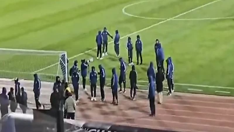 لحظة مغادرة لاعبي النصر ملعب آزادي بعد رفضهم التدريب فيه .. فيديو