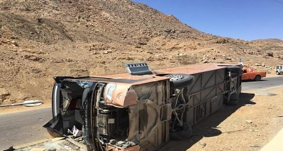 بالصور.. إصابة 11 شخصا إثر انقلاب حافلة في نجران