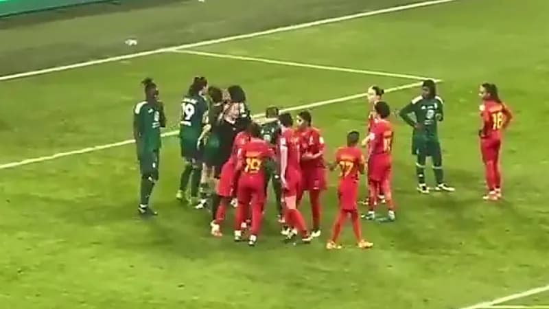 مشادة بين لاعبات القادسية والأهلي .. فيديو