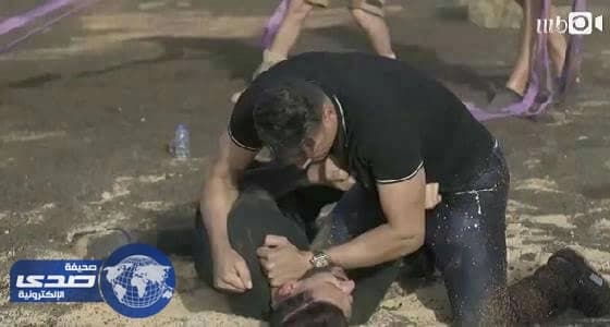 بالفيديو.. الحضري ينهال بالضرب و السباب على رامز جلال بعد وقوعه في الفخ