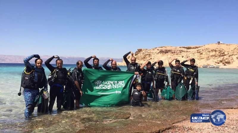 فى أعماق البحر .. فريق الغوص بتبوك يحتفل باليوم الوطنى