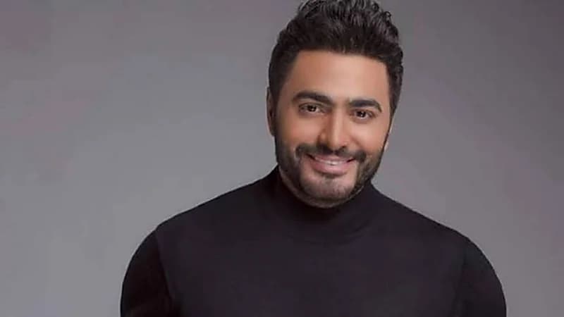 شاهد.. لحظة سقوط جائزة "غينيس" العالمية من تامر حسني