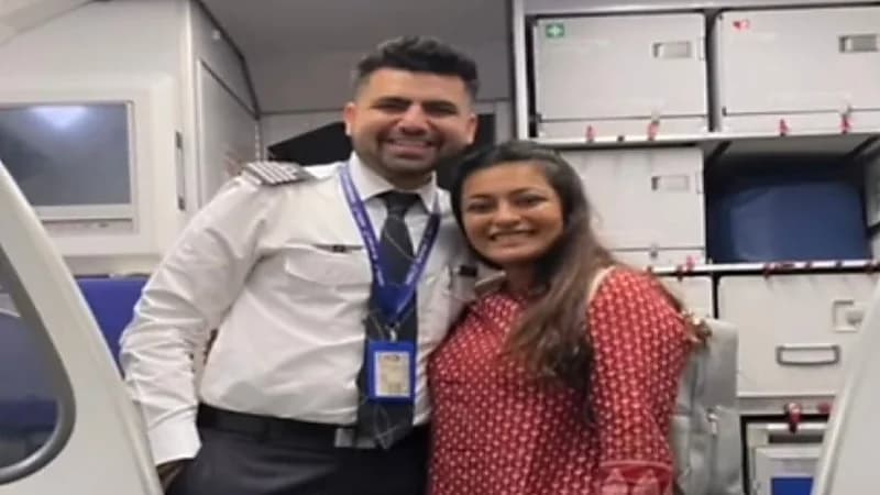 شاهد.. طيار يفاجئ زوجته بخطاب مذهل على متن طائرة