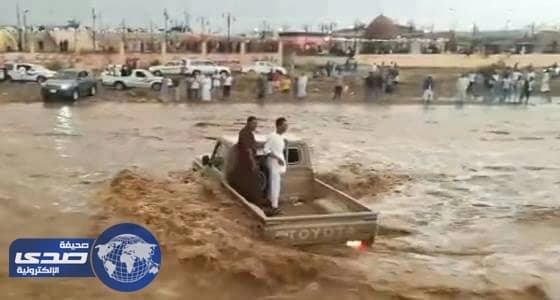 بالفيديو.. شاب يستعرض بسيارته وسط سيول وادي خلب في جازان