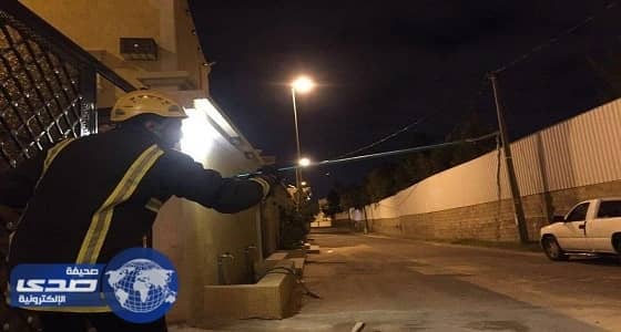 مدني خميس مشيط ينقذ أسرة من ثعبان حاصرهم داخل المنزل