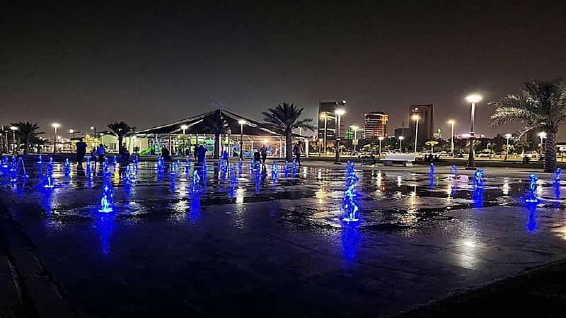 بالصور.. إطلاق "نافورة استعراضية" بكورنيش الخبر