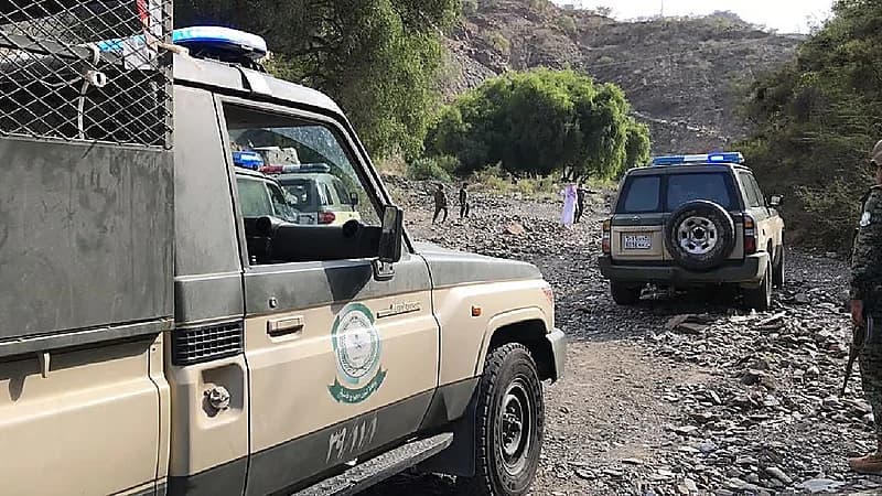 القبض على مقيم و7 مخالفين لترويجهم القات