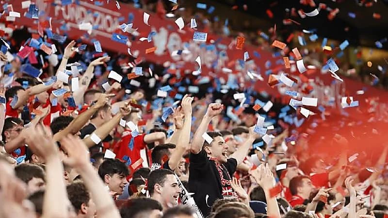 الجماهير تهاجم برشلونة بأموال مزيفة