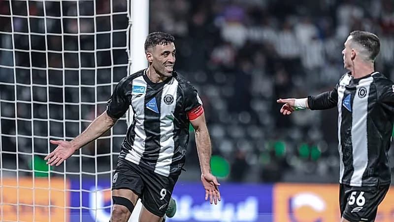 حمدالله يمازح مدرب الشباب بعد الفوز .. فيديو