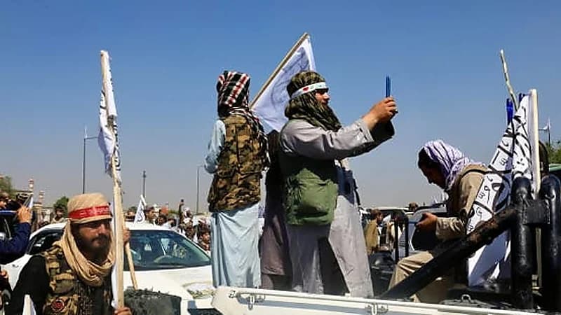 زعيم طالبان يطالب بتقييد الإنترنت في أفغانستان